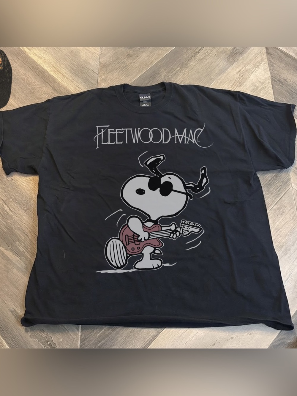 Gildan Unisex’s Black Fleetwood Mac Snoopy Graphic Tee
